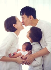 parents laughing kissing newborn oh dear studio