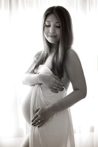 artistic B&W maternity photoshoot