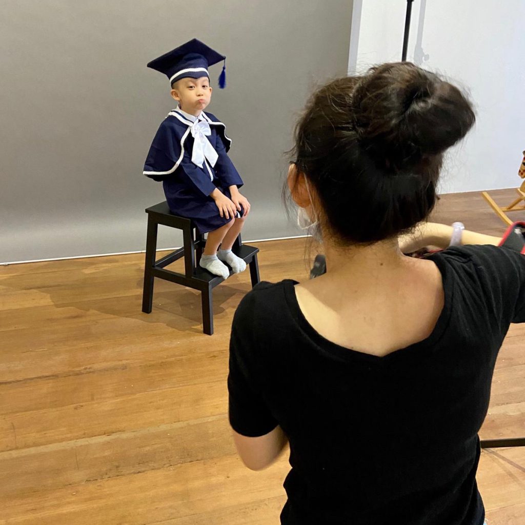 behind the scene of Melody Shooting graduation photoshoot