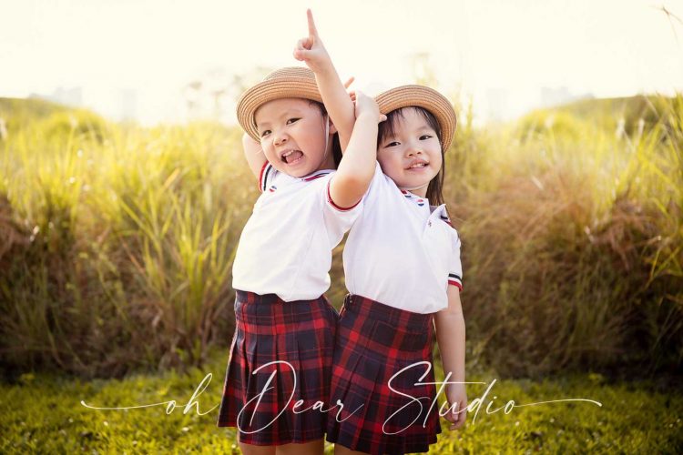 four years old twin girl Jurong lakeside garden lallang