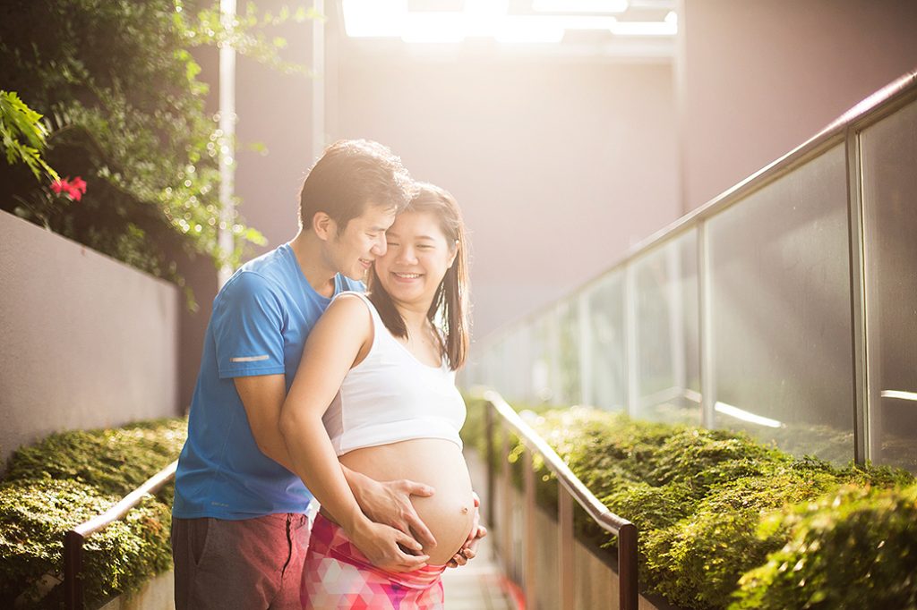 natural light sun flare maternity photoshoot