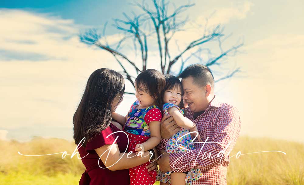 Family photoshoot at Jurong lakeside lallang field with tree
