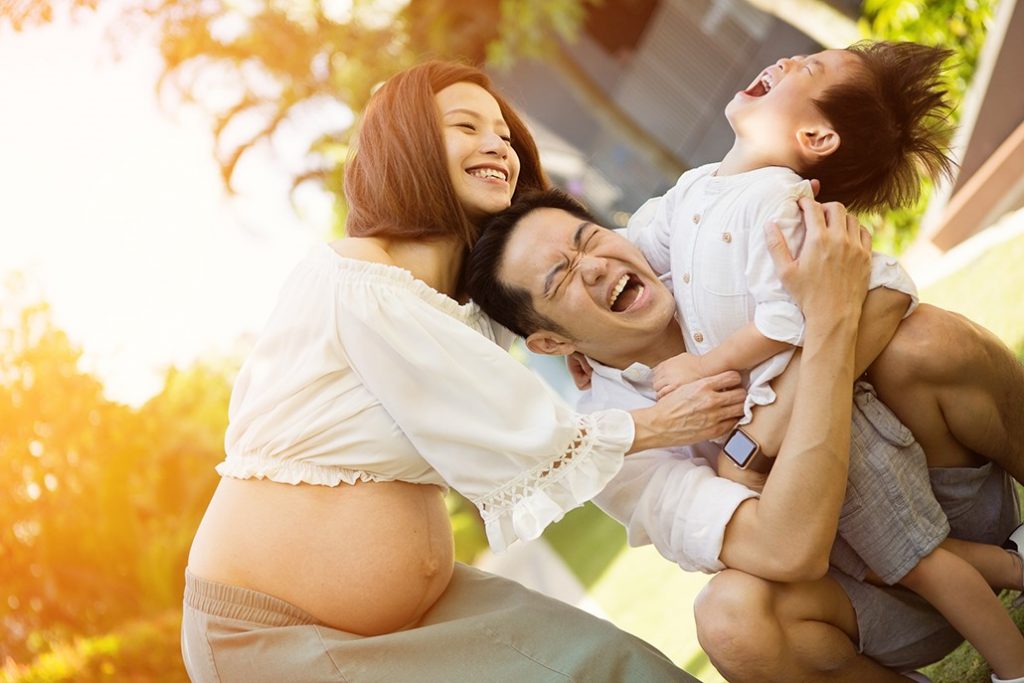 pregnancy women and family photoshoot