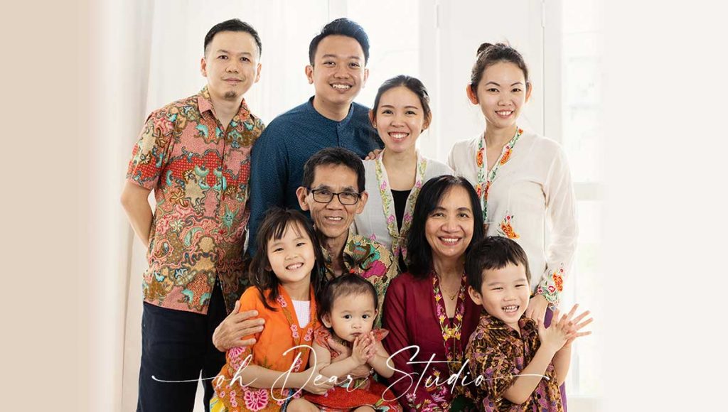 Peranakan Kebaya batik family photo studio