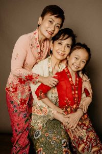 3 generation Peranakans Family photoshoot studio