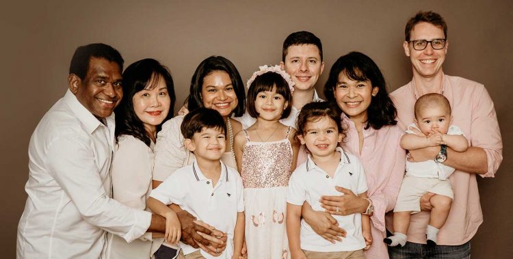 extended big family photoshoot studio