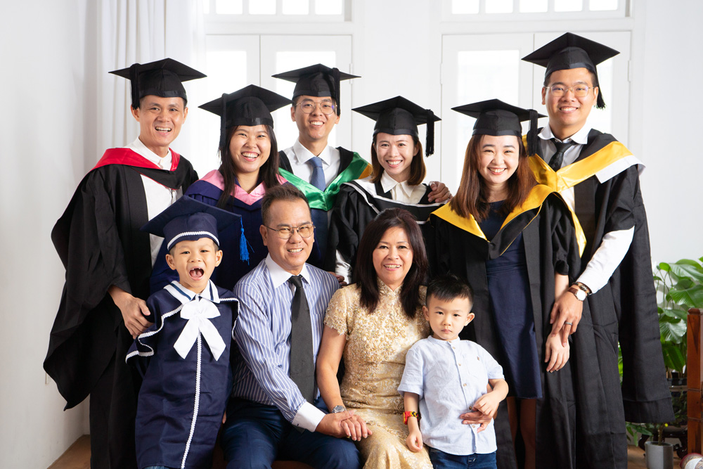 10pax family graduation k2 photoshoot in Oh Dear Studio