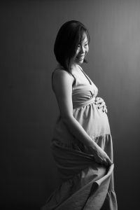 timeless B&W maternity photoshoot