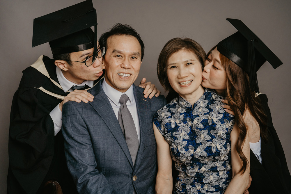 kissing parents photoshoot studio