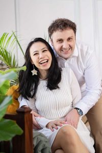 candid laughing couple photography