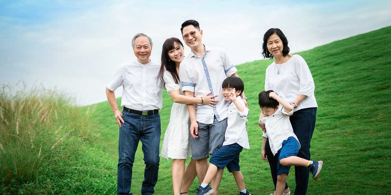 multigenerational-family-outdoor-shoot extended family outdoor photoshoot