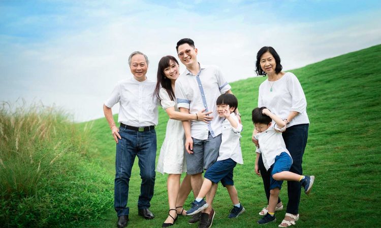 multigenerational-family-outdoor-shoot extended family outdoor photoshoot