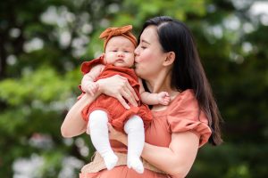 kissing grumpy 100 days old baby photoshoot