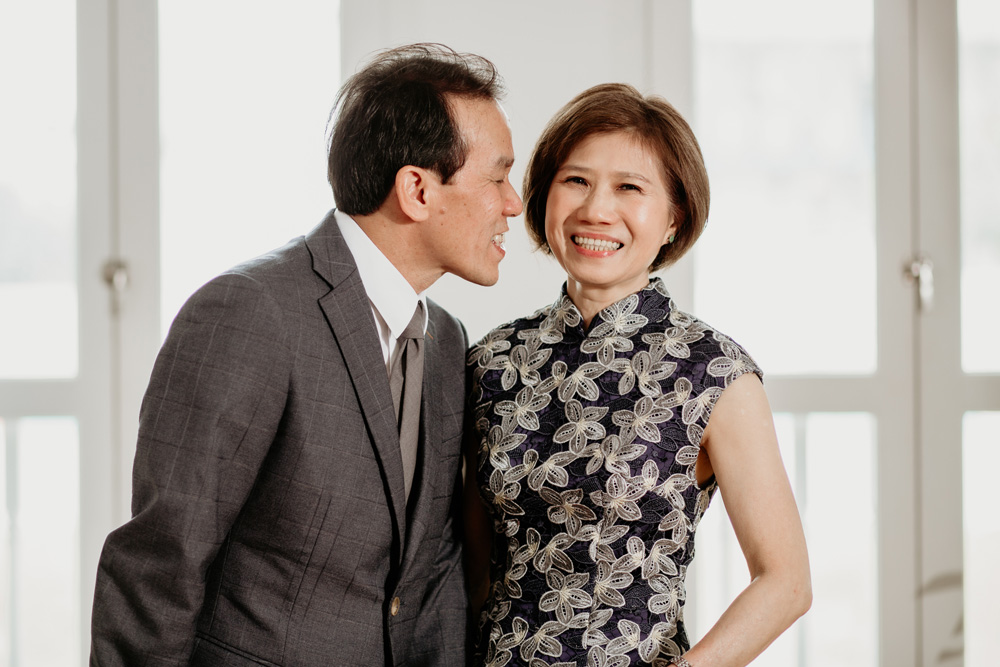 parents kissing photo studio