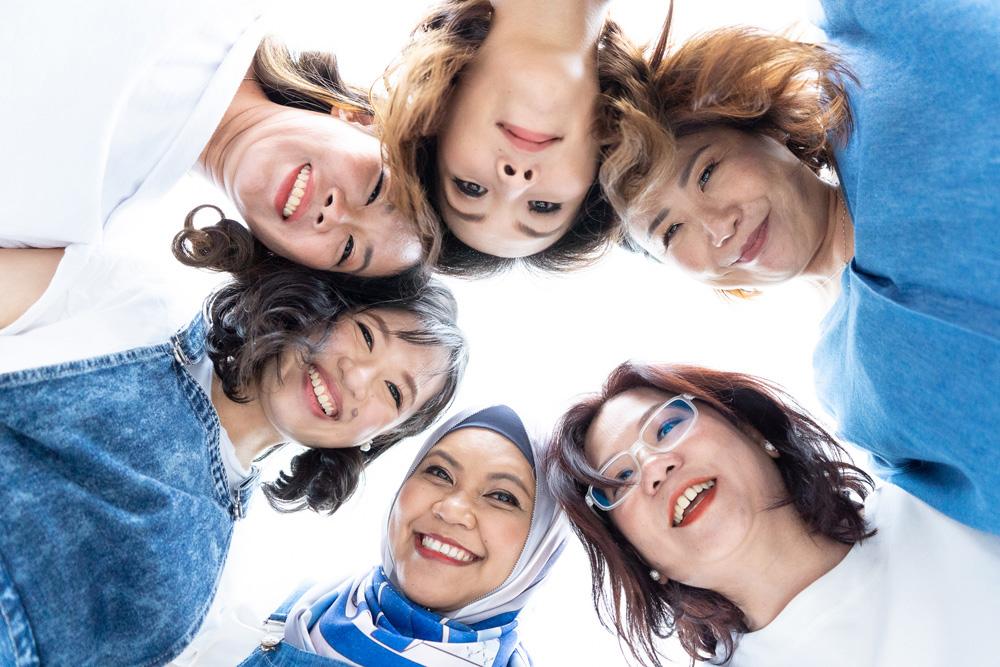 A group of friends posing for a pictire 