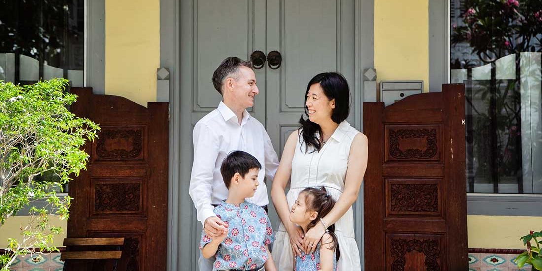 expat family photoshoot outdoor smiling