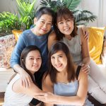 mother and three adult daughters family photoshoot