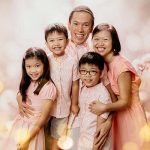 5pax smiling bokeh family studio