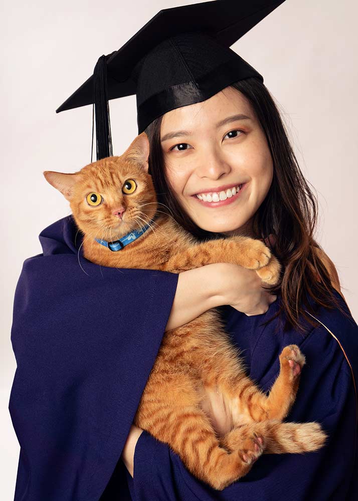 graduate posing with pet cat graduation photo shoot