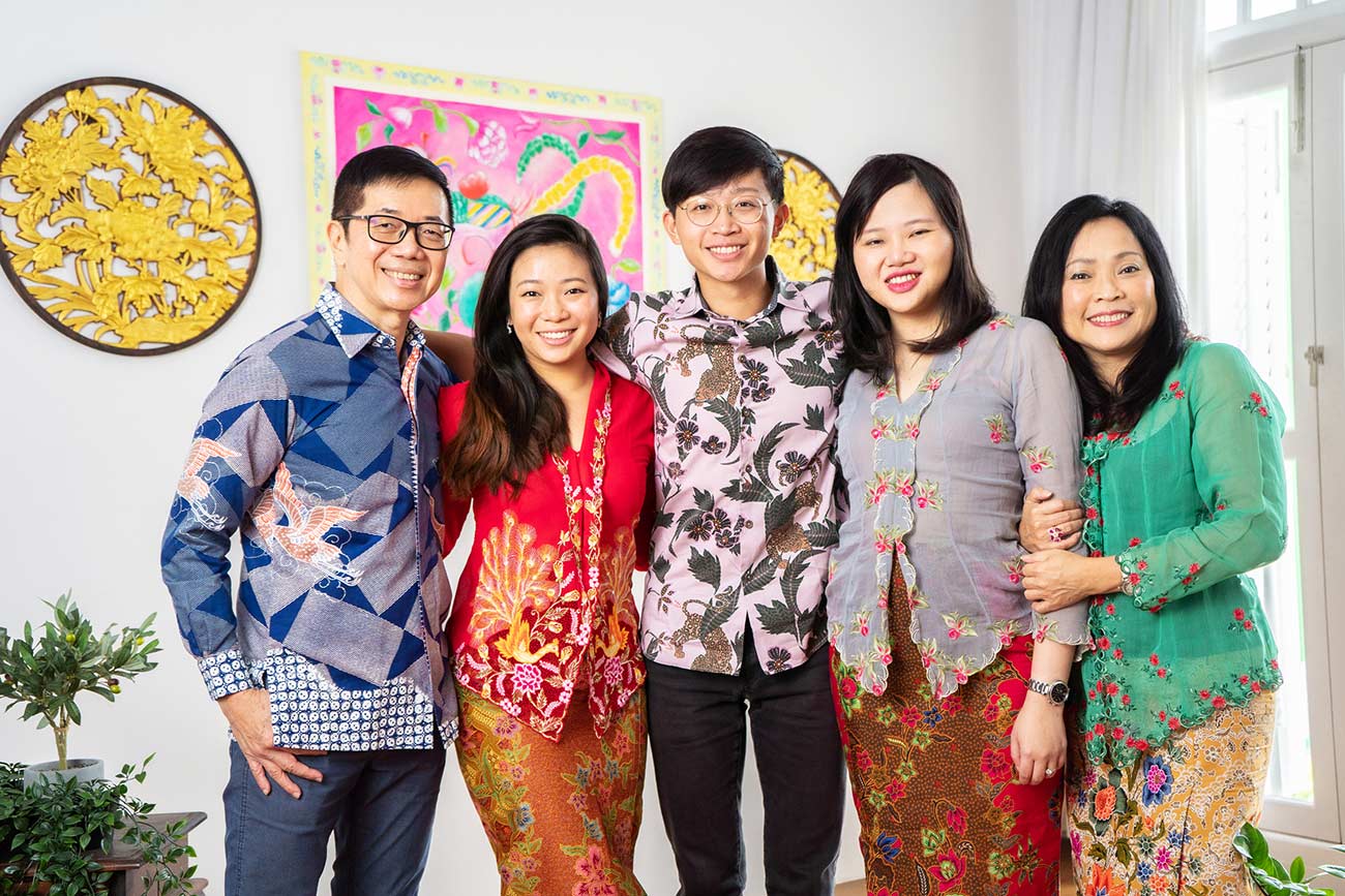 adult peranakan family photo studio