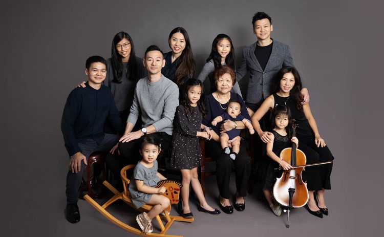 extended-family 12 pax extended family photoshoot studio