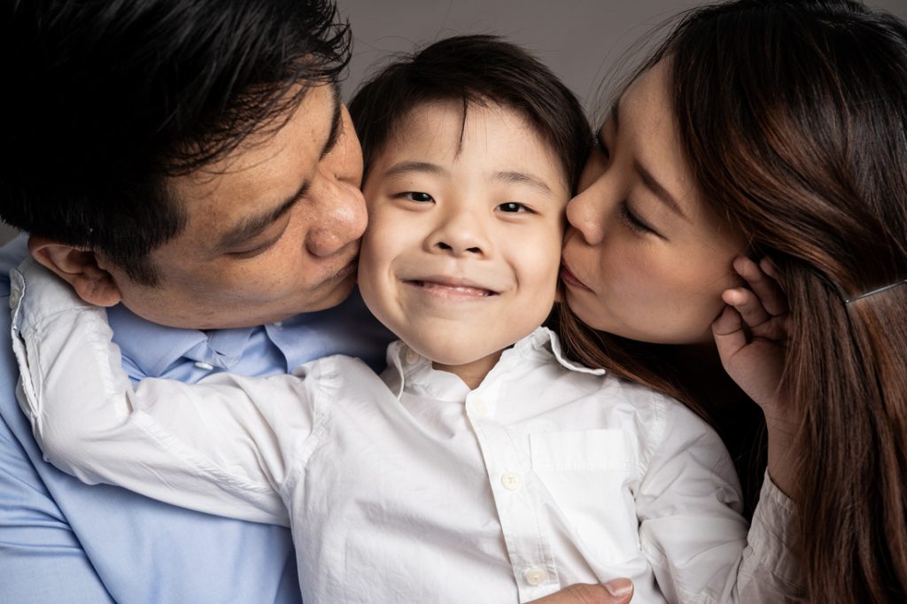 parents kissing k2 graduation family photoshoot studio