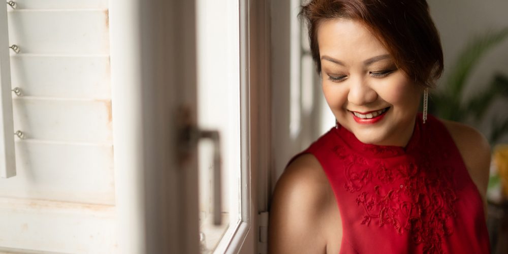 OhDearStudio_026 A lady in red looking down and smiling for the camera