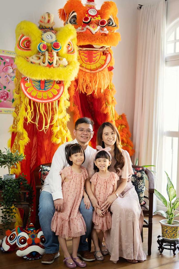 family photoshoot Chinese New year Lion dance 2022