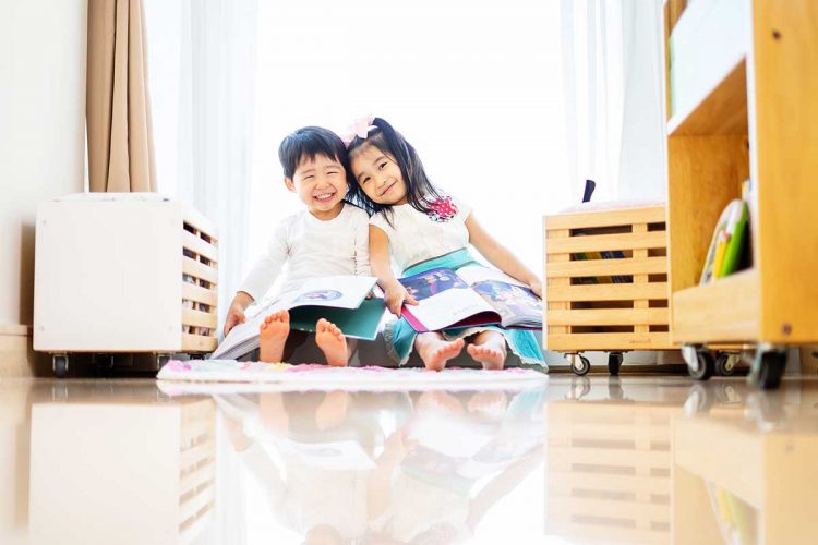 home-photoshoot-professional-photographer sibling home photoshoot photographer