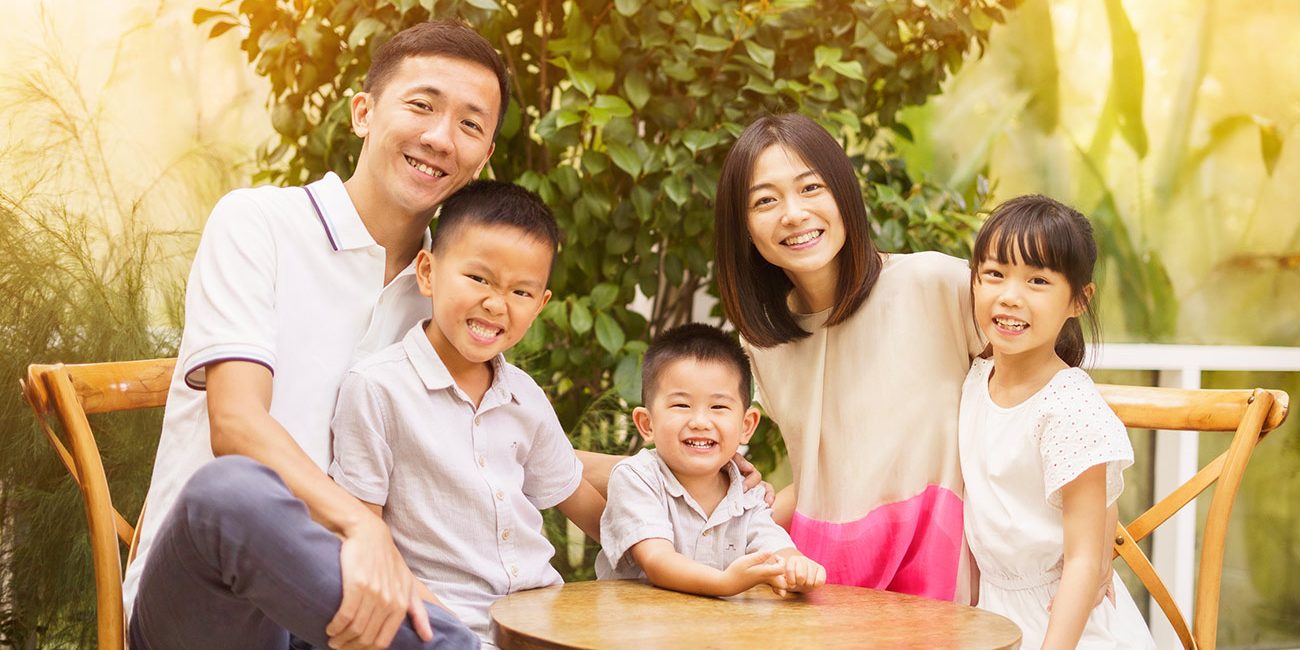 outdoor-magical-light-family-photoshoot family of five at an outdoor photoshoot