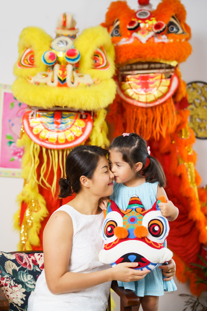 mother and daughter CNY lion dance photography