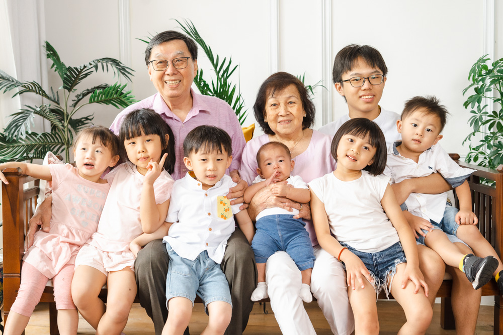 extended family photoshoot with grandparents and grandchildren laughing