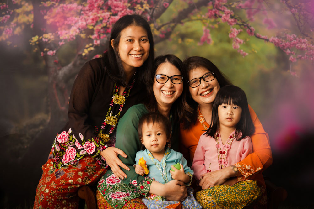 3 generation ladies in kebaya peranakan photo studio