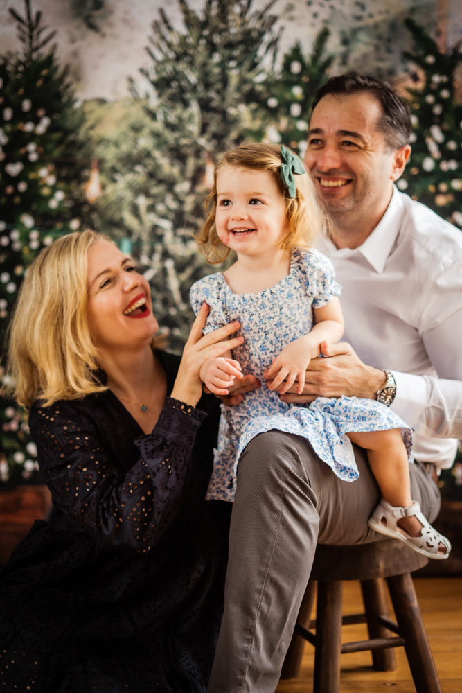 Christmas tree backdrop photoshoot family studio 2022