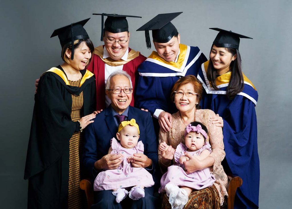 8pax Multi-Generational Graduation Photoshoot