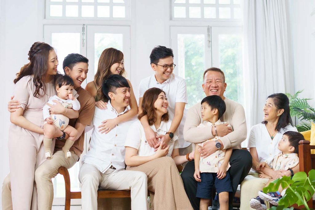 Candid 11pax 3 generational family photography studio