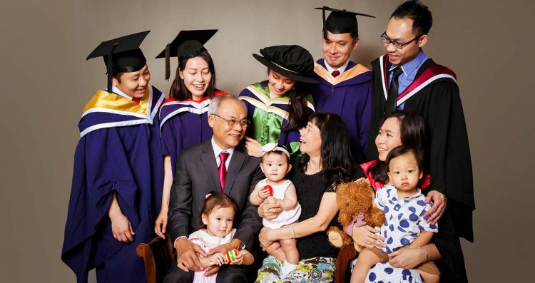 extended-graduation-family-photoshoot 11pax Multigenerational Family Graduation