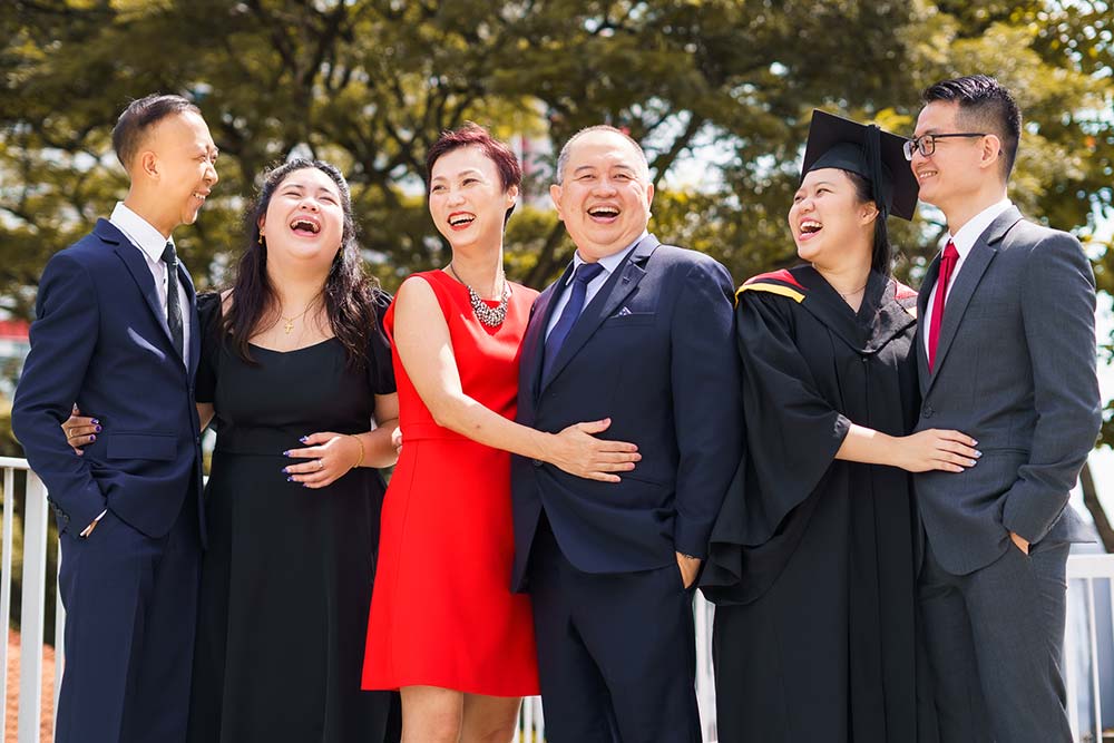 family of 6pax candid natural graduation photoshoot