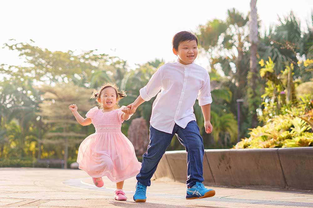 sibling brother sister photography outdoor Gardens By The Bay