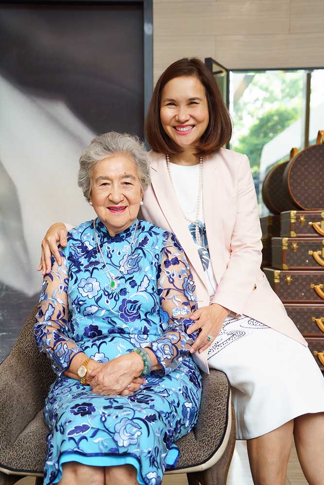 mother and daughter home photoshoot 