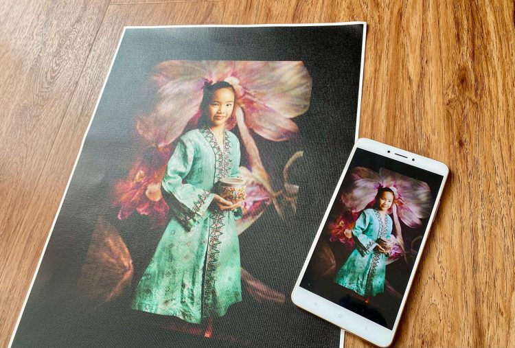 difference-between-soft-copy-and-hard-copy printed canvas hardcopy and soft copy image in mobile phone put side by side to compare difference between soft copy and hard copy