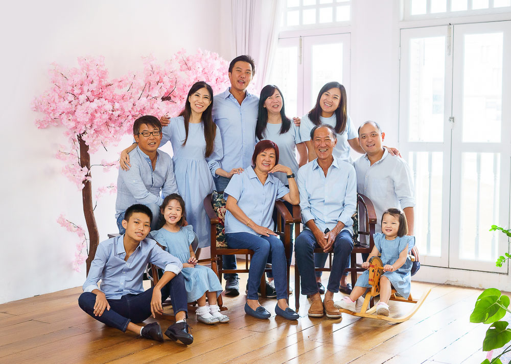 11pax Oh Dear Studio extended big family pose idea