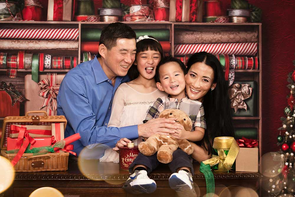 2023 magic christmas wrap studio family photoshoot