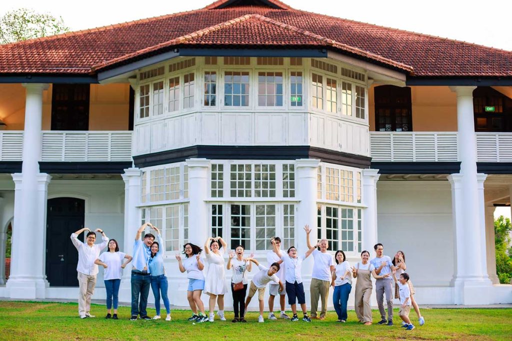 fun creative outdoors family photoshoot poses