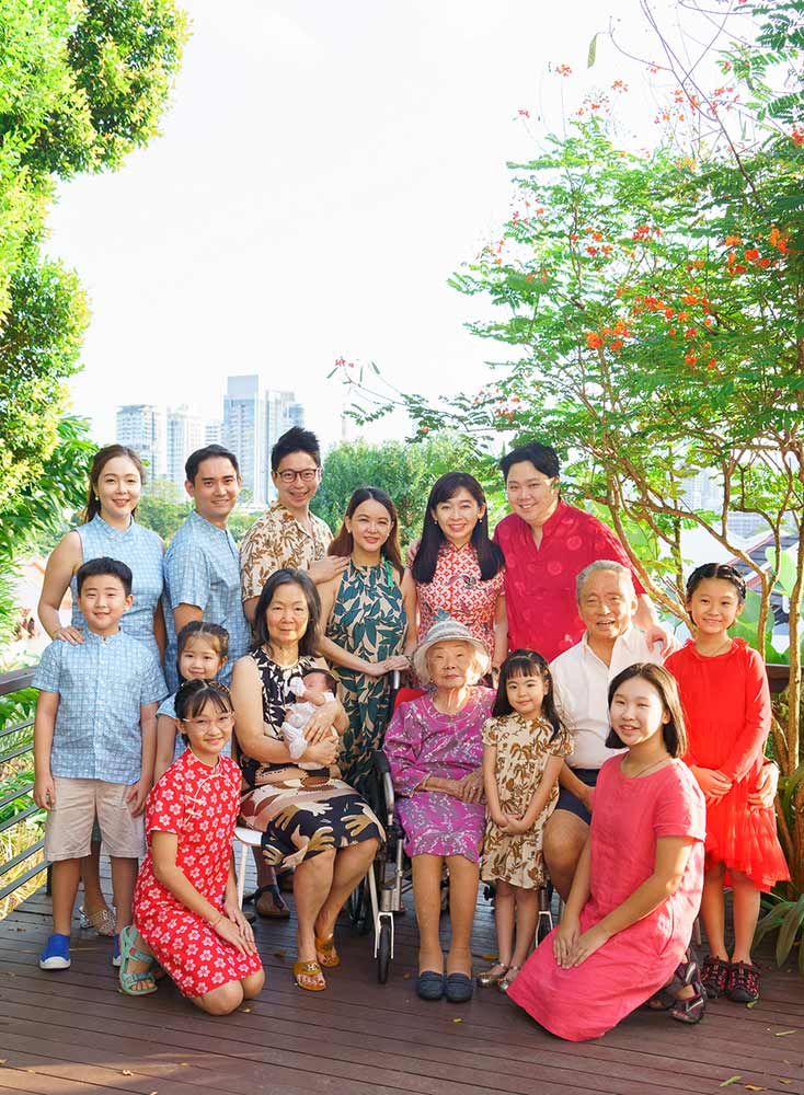 Extended 16pax Family Home Photoshoot in house garden