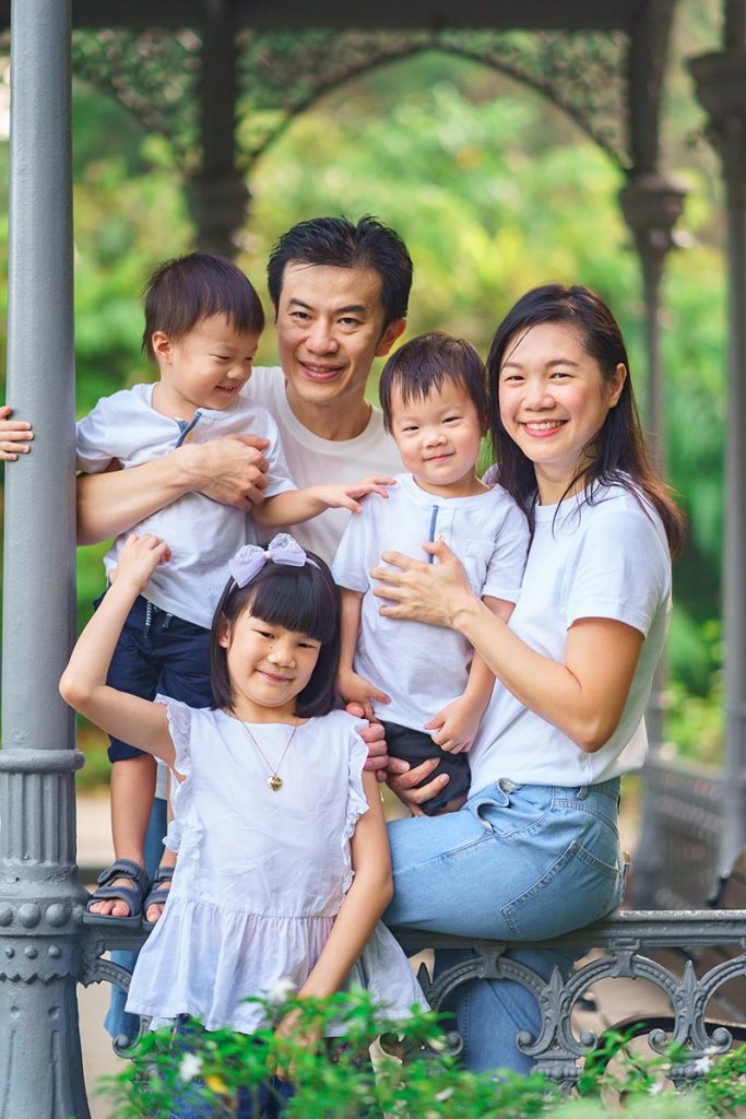 Family photo shoot Swan Lake Gazebo at Singapore Botanic Gardens with twin boys and big sister