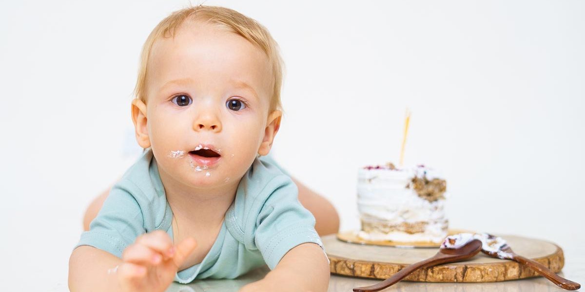 classic-white-backdrop-clean-smash-cake-baby Pre-birthday Studio photoshoot baby in white clean simple studio backdrop