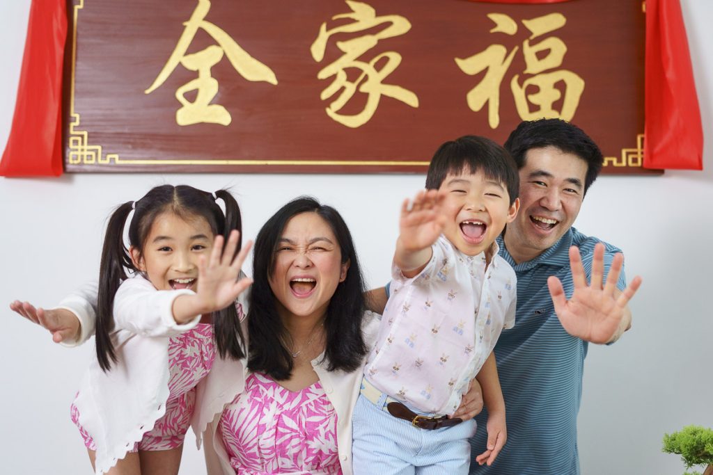 What to gift for Mothers Day chinese asian family laughing at camera waving