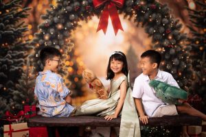fun creative natural christmas sibling photographer