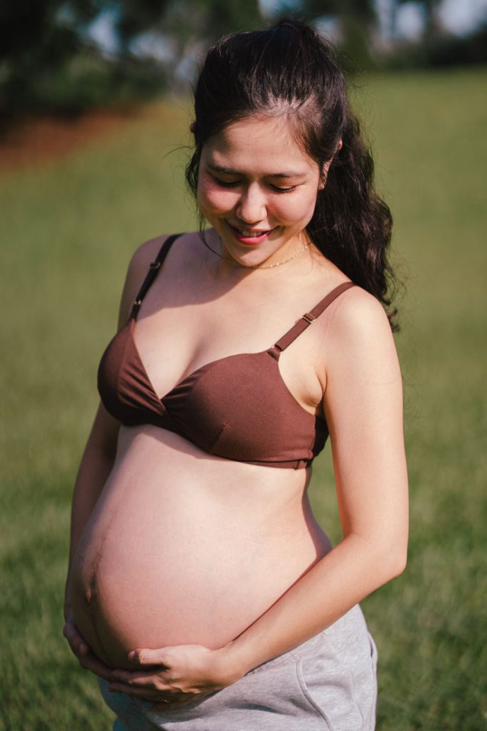 maternity portrait singapore outdoor sun light
